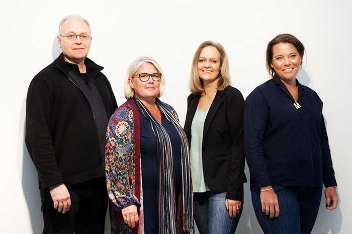 David Edfelt, Anna Sjölund, Cajsa Jahn och Malin Reuterswärd har tillsammans skrivit boken Få familjen att funka, för att hjälpa familjer få en mer hanterbar och harmonisk vardag. Foto: Carola Björk.
