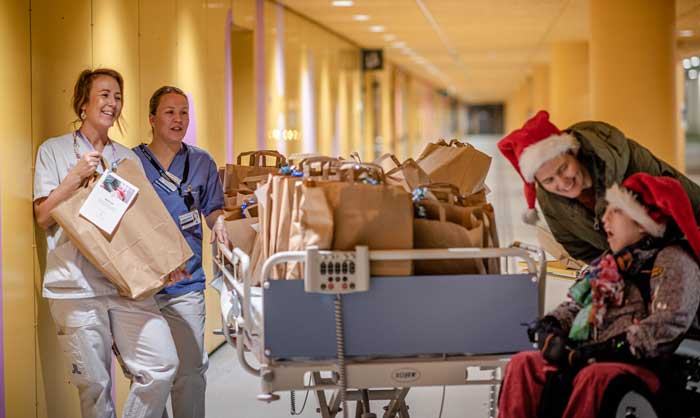 Agnes delade ut julklappar i barnsjukhusets garage