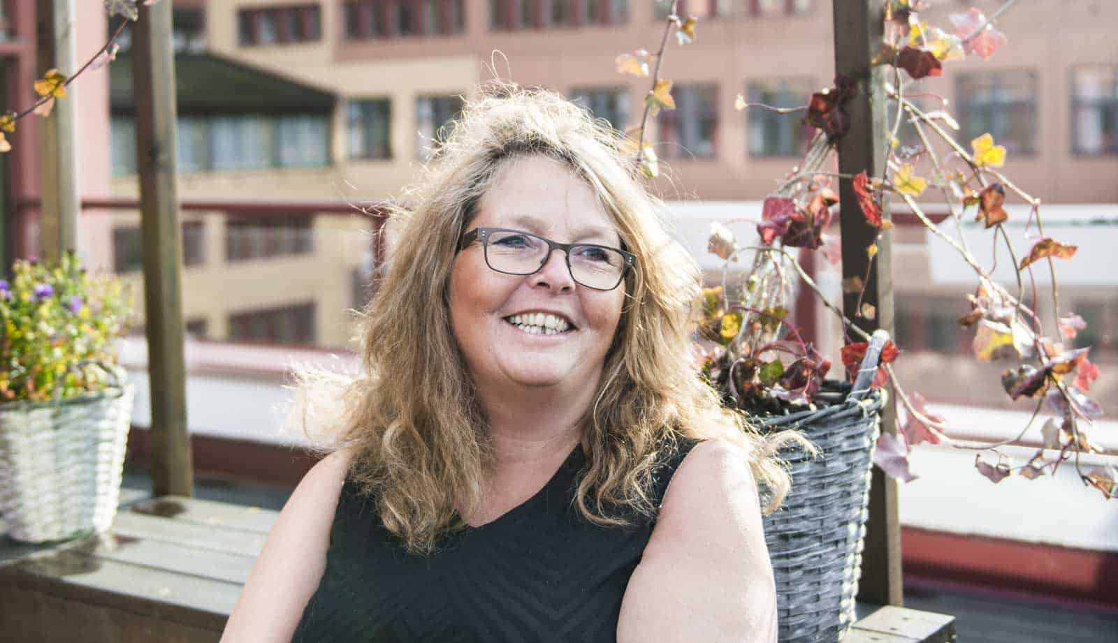 Artikelförfattaren Anna Barsk Holmbom är expert på personlig assistans och driver utbildningsföretaget ABH Utbildning. Foto: Linnea Bengtsson.