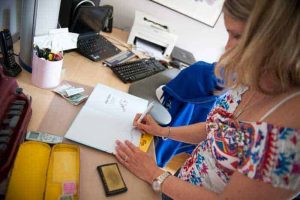 ”Att skriva är att få tala till punkt”