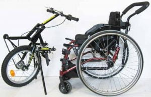 Nu finns det armcyklar även till små rullstolar