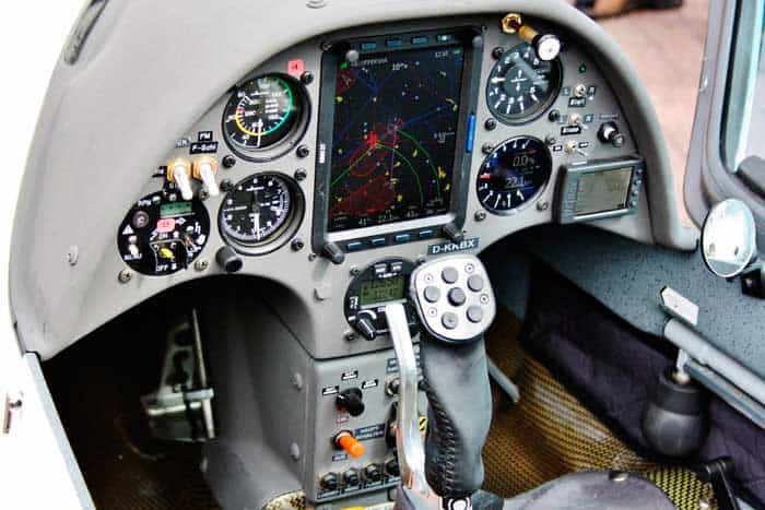 Så här ser cockpiten ut i segelflygplanet som visas på Hjultorget.