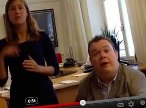 “Föräldrar bör få bättre utbildning i teckenspråk”