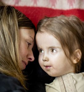 Hur kan man jämföra föräldraansvaret med friska barn? Eija kan ju inte lämnas ensam över huvud taget