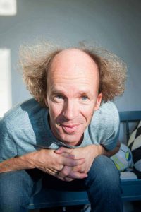 Ståupp-pappan hanterar livet med humor