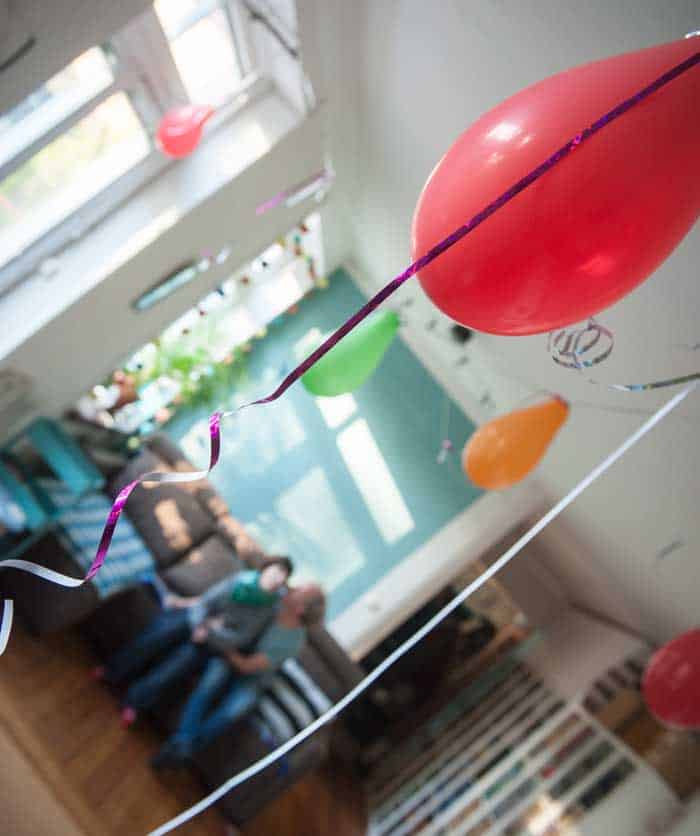 Ballongerna i taket är från Alexanders födelsedag. ”Alex är upplevelsebaserad så ballongerna är viktiga för att visa  att han fyller år.” 