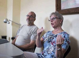 Esbjörn och Karina i Gävle FUB tror att det är en stor fördel att Gävle kommun har ett helhetsgrepp för dagliga verksamheter – pengar och verksamhet finns i samma pott och därför är det enkelt att flytta resurser dit de behövs bäst. Foto: Linnea Bengtsson.