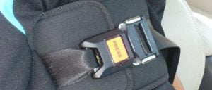 Tvillingmamma tvingas åka med en son i taget till samma förskola