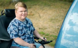Ung kille i rullstol