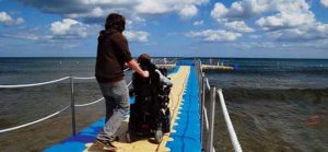 Alla är välkomna till badbryggan som är unik för norra Europa