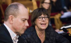 Utredaren Gunilla Malmborg och huvudsekreteraren Anders Viklund på en assistansutfrågning i riksdagen våren 2018. Foto: Linnea Bengtsson.
