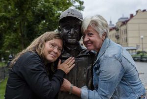 I Hudiksvall uppfördes 2016 en staty av Bosse Östlin