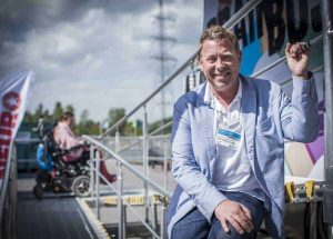 Johan Fälemark. Foto: Linnea Bengtsson.|Elin Svensson. Foto: Pelle Larsson|Buss med hjälpmedel|Hea Medical och Permobil