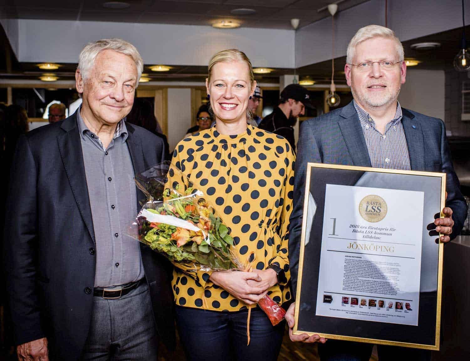 Jönköpings kommun tog hem segern i Bästa LSS-kommun 2018. Det var Bengt Westerberg som delade ut priset till Anna Bunninger och Ola Nilsson. Foto: Linnea Bengtsson.