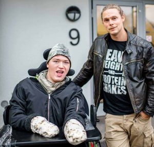 Alltid något på gång. Kenny och assistenten Björn har gjort succé i realityserien ”Kära assistent”. Här kan du se filmerna med dem: jag.se/kara-assistent. Foto: Linnea Bengtsson.||
