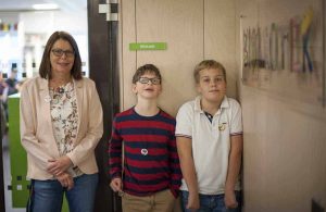 Klasspedagogen och skolbibliotekarien Agnes Ivarsson vill inspirera Adam Blickfeldt och Malte Gärdehed och de andra särskoleeleverna särskoleeleverna med författarbesök. ”Att få träffa en författare på riktigt kan inspirera eleverna att läsa och skriva på ett helt nytt sätt. Det är ett mycket lustfyllt sätt att lära som kan ge en positiv spiral och bidra till en bättre självkänsla för våra elever.” Foto: Anna Pella.