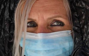 Kvinna med munskydd