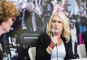 Lena Hallengren tillsätter en särskild utredare som ska se över arbetsmiljön för personliga assistenter. Här ses hon vid en utfrågning hos Föreningen JAG i Almedalen den 5 juli. Foto: Linnea Bengtsson.