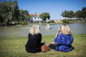 En lugn stund - mitt i Almedalsbubblan. HejaOlikas fotograf skuggade funktionshinderministern hela dagen