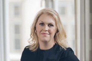 Efter en vecka på nya jobbet: Lena Hallengren lägger fram förslag om ett helt nytt system för vårdbidrag och handikappersättning.