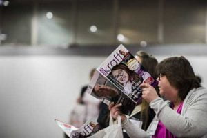 Föräldrakrafts tjocka mässtidning hade 50 sidor bara om Leva & Fungera. Tyvärr tog den slut innan mässan var över. Foto: Linnea Bengtsson.