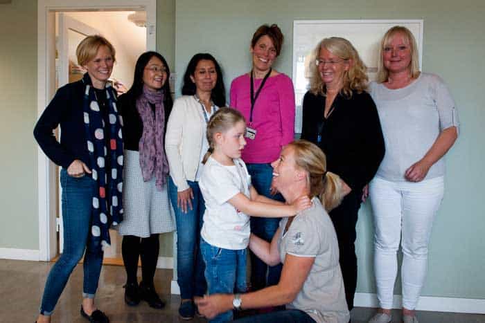 Lovisa och mamma Malin träffar teamet på Centrum för sällsynta diagnoser; Katja Ekholm, Yunxia Lu, Rula Zain-Luqman, Annika Larsson, Eva Ekblom och Ann Nordgren. Foto: Anna Pella.