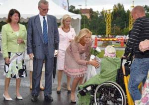 Starka känslor när Madeleine och superentreprenörer invigde nytt hus för sjuka barn