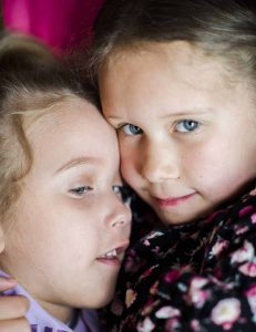 Maja och storasyster Matilda. Foto: Linnea Bengtsson