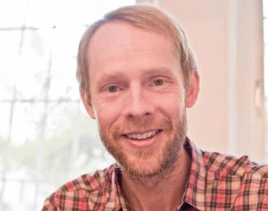 Han söker svaren i barnets omgivning