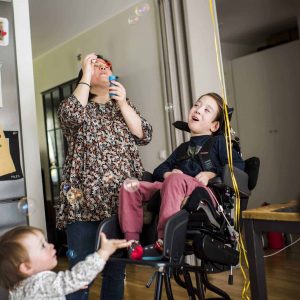 Miles föräldrar har valt att avstå från att söka dubbel assistans för att inte riskera att de förlorar den assistans Miles har idag. Foto: Linnea Bengtsson