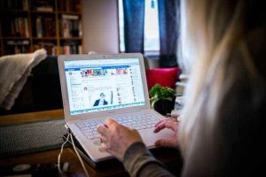 Mamman som tar hjälp av Facebook