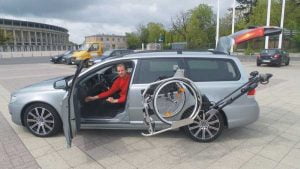 Roboten hämtar rullstolen och placerar den i bagaget.