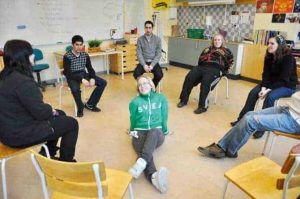 Skoj och allvar när elever lär sig om samlevnad