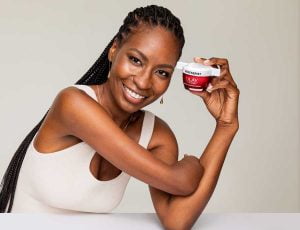 Kvinna med Olays lättöppnade burk. Foto: OIay