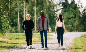 Tre ungdomar promenerar