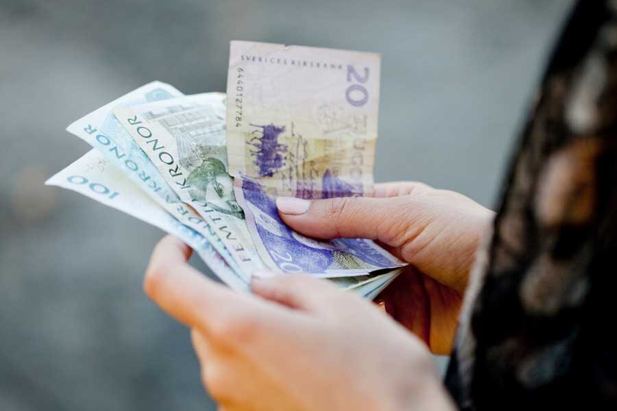 Kvinna håller pengar