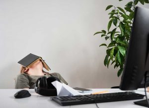 Uttråkad kvinna vid skrivbord. Foto: Envato