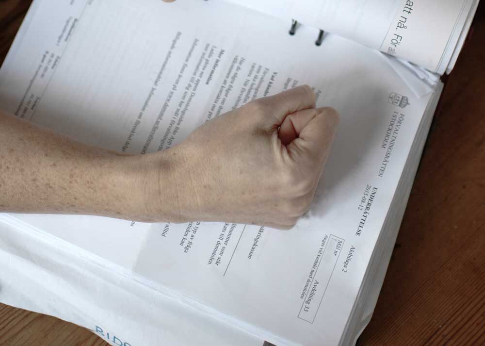 Knuten hand på pärm