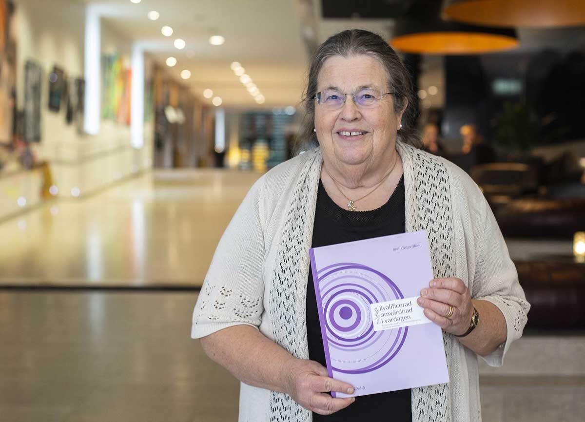 Ann-Kristin Ölund har skrivit boken om kvalificerad omvårdnad vid flerfunktionsnedsättning. Foto: Josefine Göransson