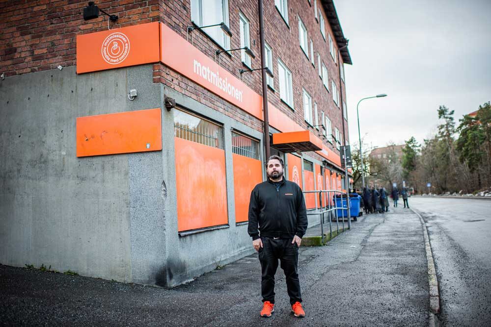 Johan Rindevall framför Matmissionens butik i Hägersten. Foto: Linnea Bengtsson