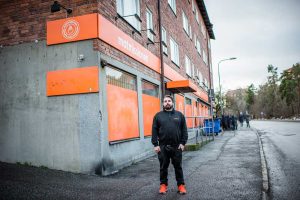 Johan Rindevall framför Matmissionens butik i Hägersten. Foto: Linnea Bengtsson