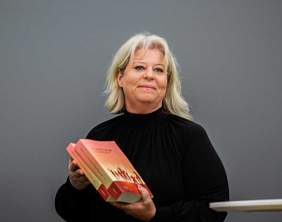 Socialtjänstminister Camilla Waltersson Grönvall har tagit emot utredningen En uppväxt fri från våld. Foto: Linnea Bengtsson.