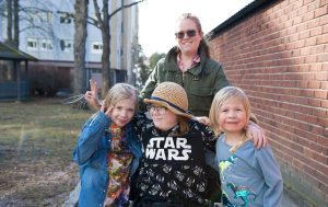 Caroline Härdin med barnen Tuva-Li, 7, Vilde, 10, och Frode, 6. Foto: Anna Pella.