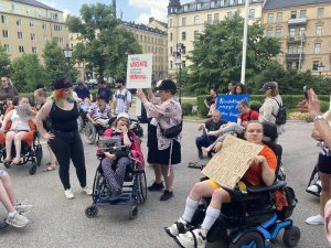 Inför regionpolitikernas möte i Landstingshuset på tisdagen hade många användare av konduktiv pedagogik och deras anhöriga mött upp för en protest.