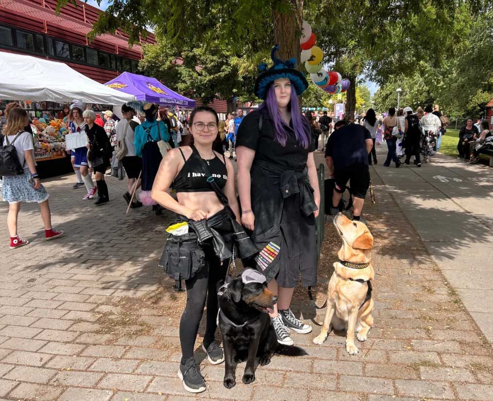 Stephannie Laslo och Alva Hallkvist på festivalen Närcon tillsammans med sina assistanshundar
