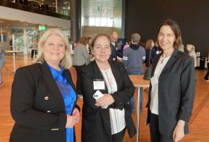 Camilla Waltersson Grönvall tillsammans med Karin Flyckt och Olivia Wigzell från Socialstyrelsen.