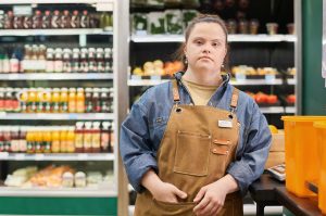 Ung kvinna på arbetsplats