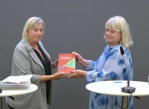 Anita Linder och Camilla Waltersson Grönvall. Skärmbild från regeringens webbsändning.