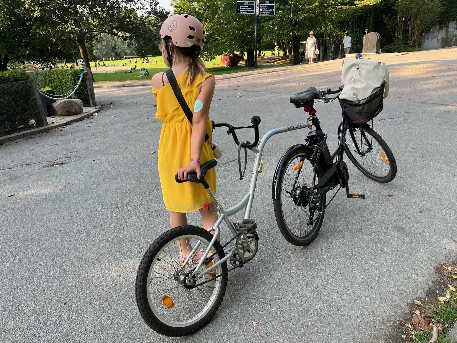 flicka med cykel
