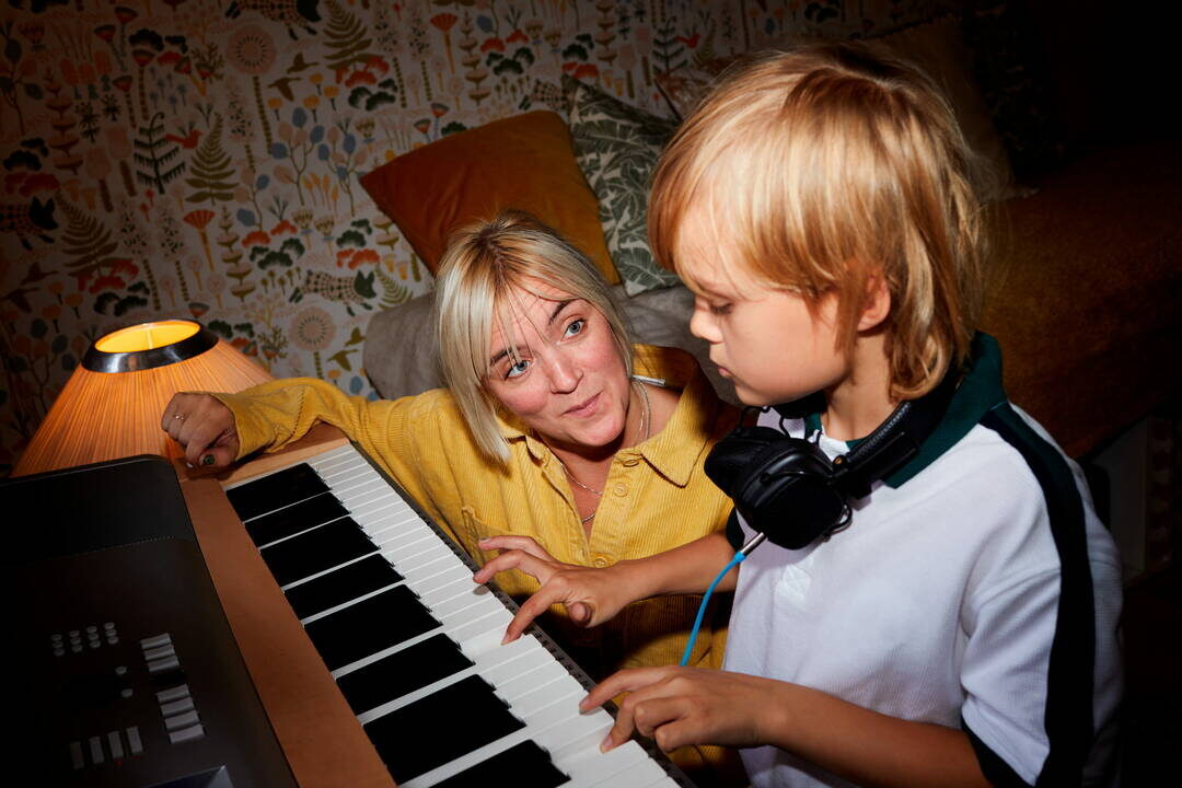 Mamma och barn vid piano